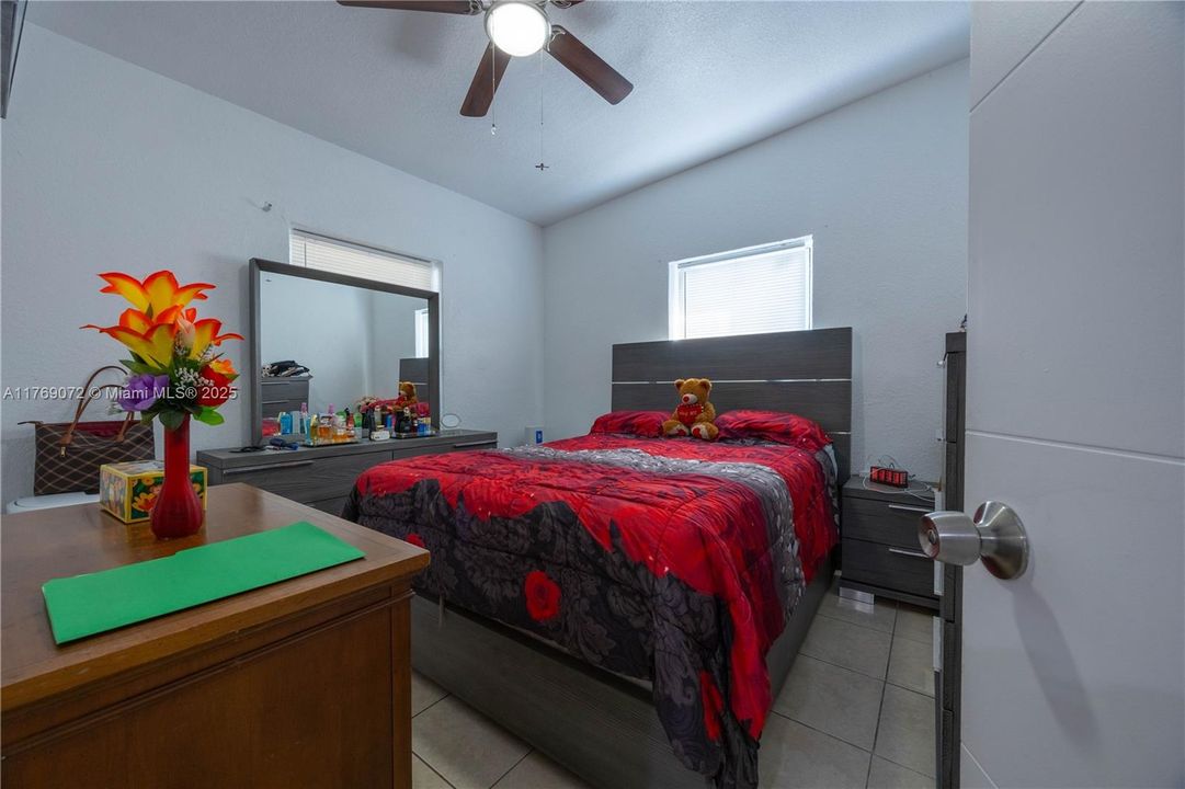 Recently Sold: $450,000 (3 beds, 1 baths, 864 Square Feet)