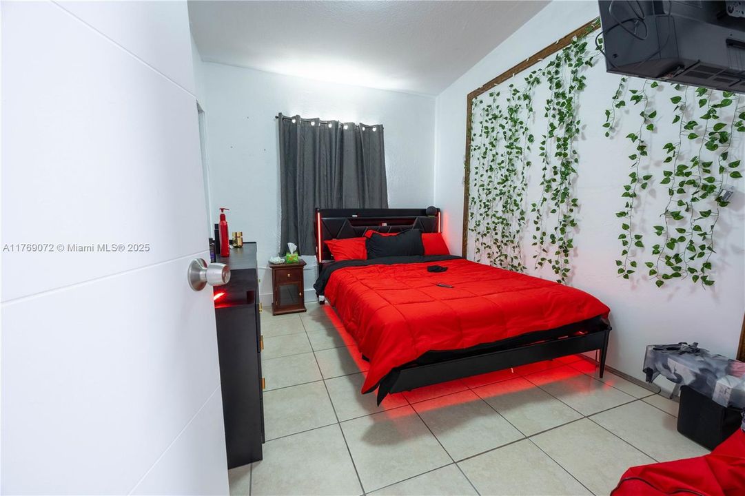 Recently Sold: $450,000 (3 beds, 1 baths, 864 Square Feet)