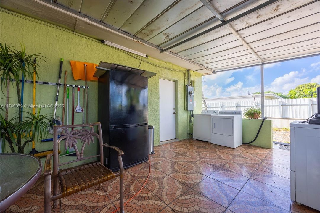 Recently Sold: $450,000 (3 beds, 1 baths, 864 Square Feet)