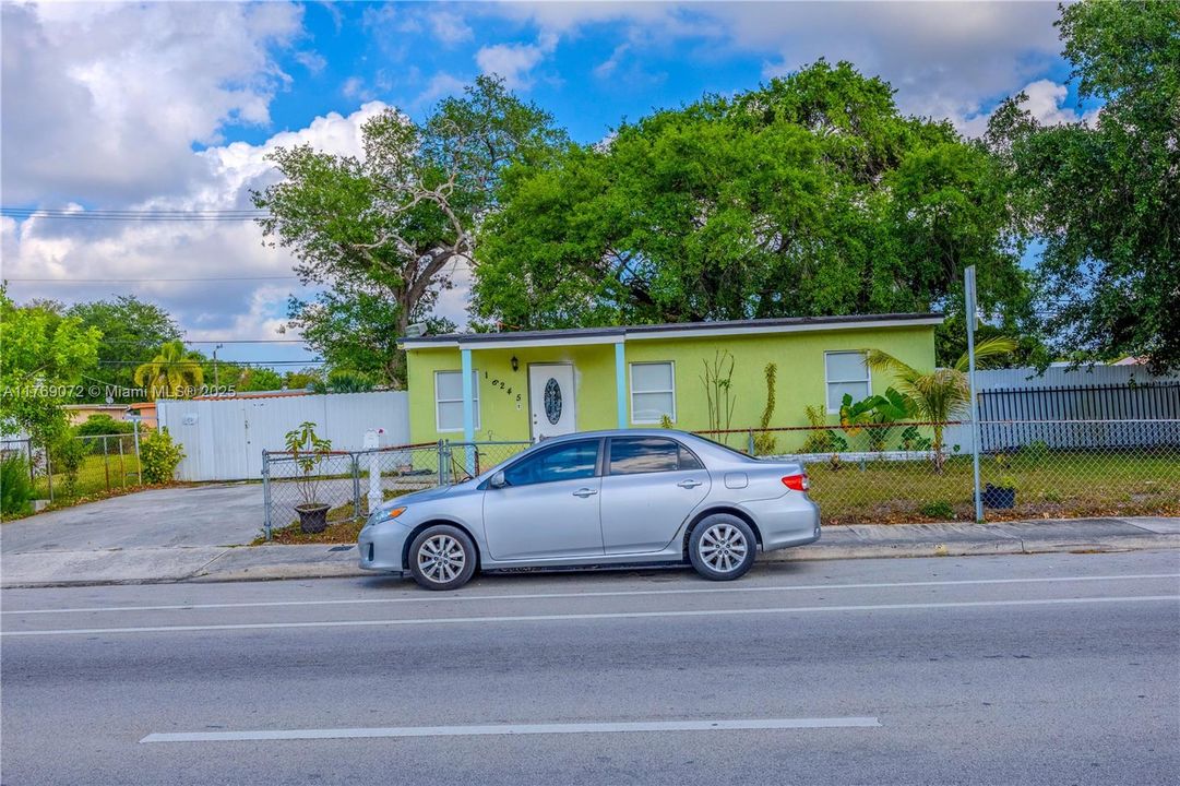 Recently Sold: $450,000 (3 beds, 1 baths, 864 Square Feet)