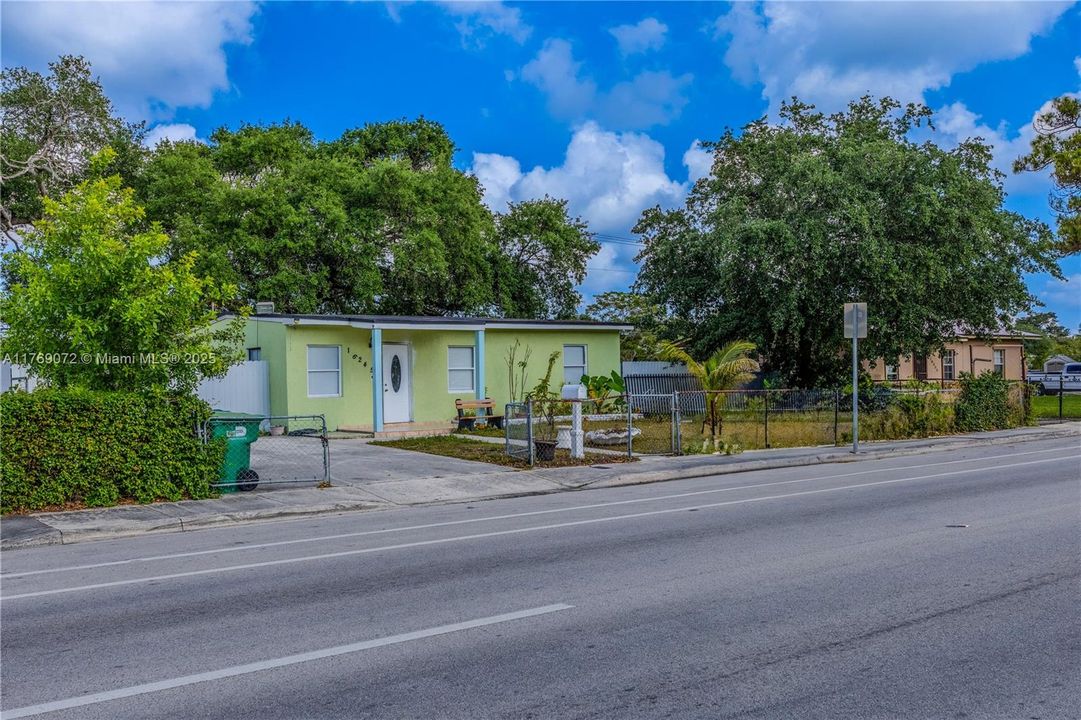 Recently Sold: $450,000 (3 beds, 1 baths, 864 Square Feet)