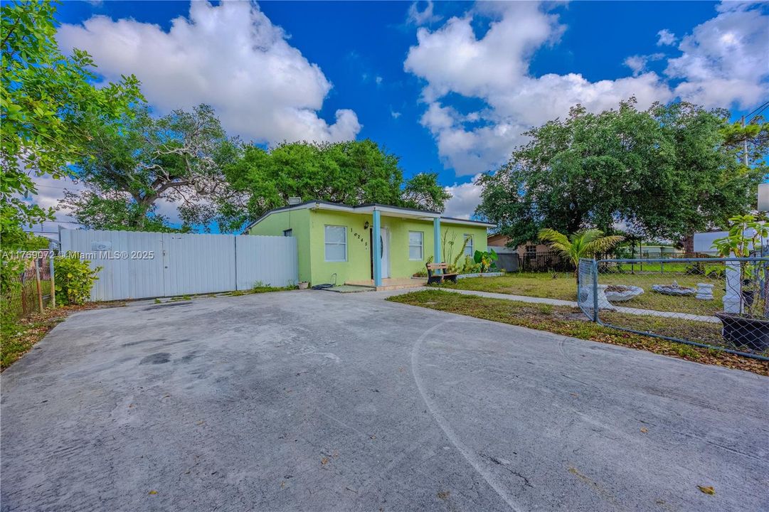 Recently Sold: $450,000 (3 beds, 1 baths, 864 Square Feet)