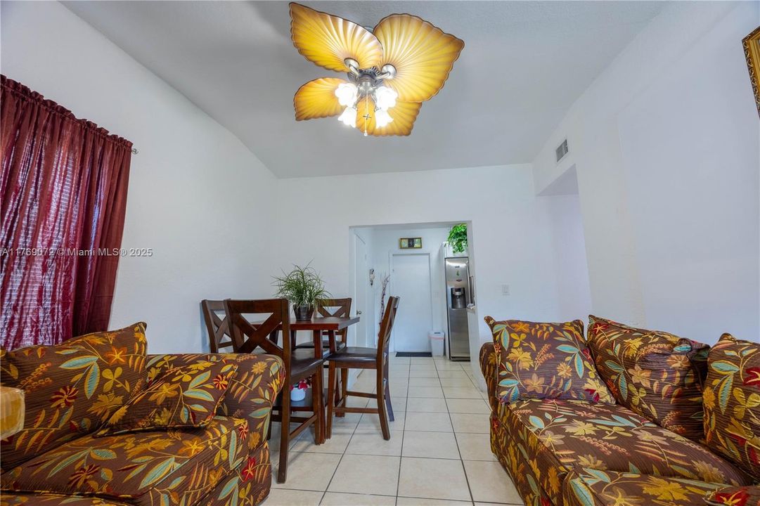 Recently Sold: $450,000 (3 beds, 1 baths, 864 Square Feet)