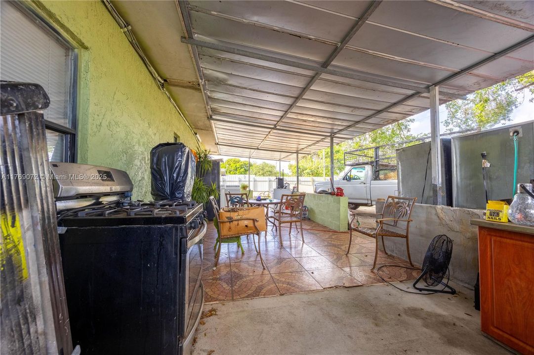 Recently Sold: $450,000 (3 beds, 1 baths, 864 Square Feet)
