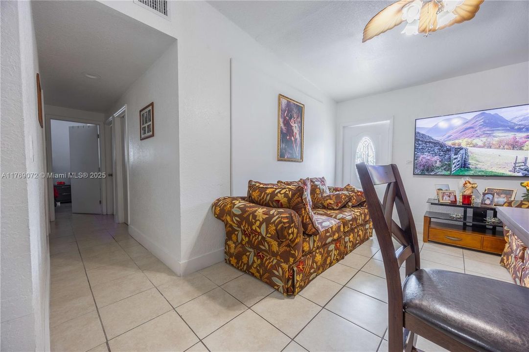 Recently Sold: $450,000 (3 beds, 1 baths, 864 Square Feet)