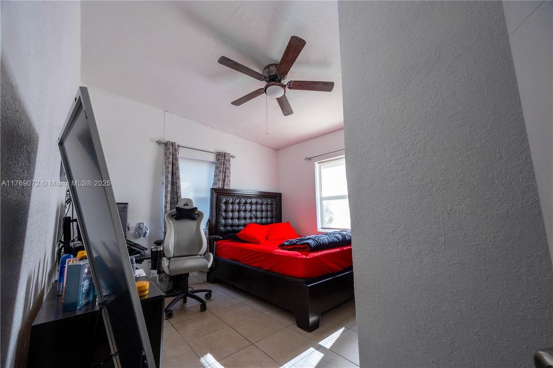 Recently Sold: $450,000 (3 beds, 1 baths, 864 Square Feet)