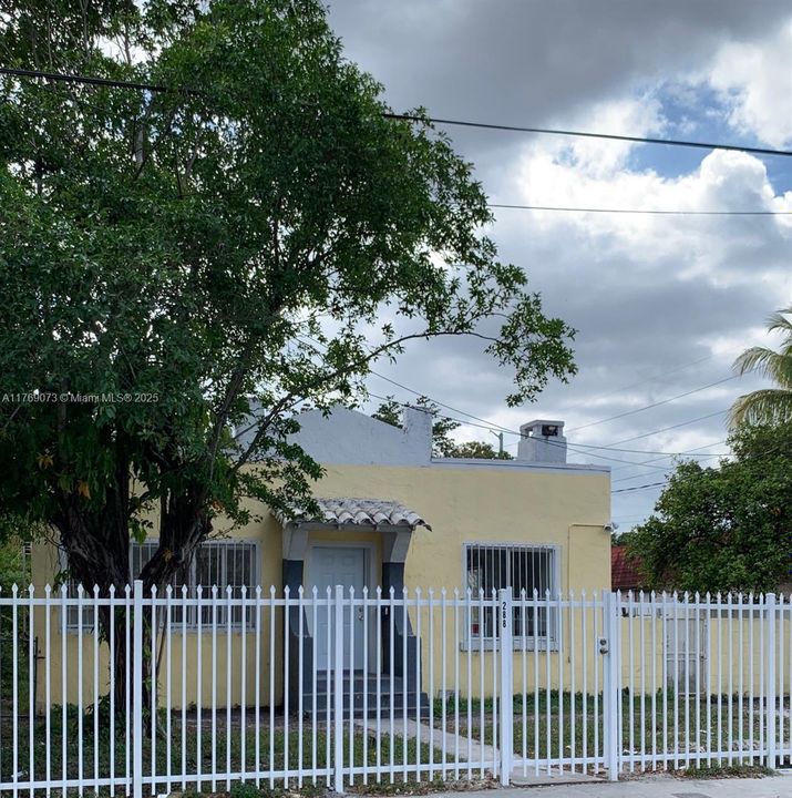 For Sale: $790,000 (5 beds, 2 baths, 1672 Square Feet)