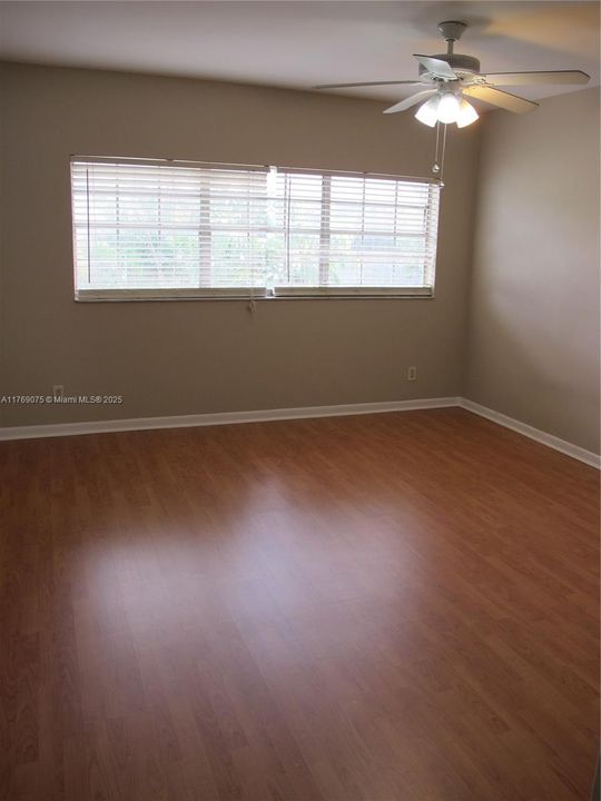 Vendido Recientemente: $350,000 (3 camas, 2 baños, 1630 Pies cuadrados)