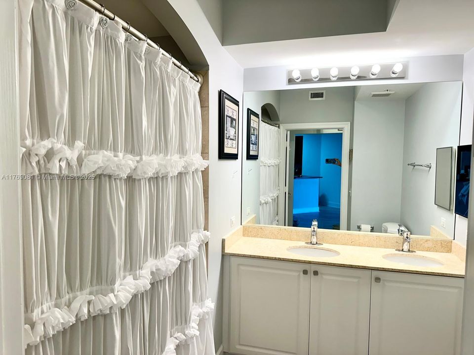 Недавно арендовано: $2,450 (2 спален, 2 ванн, 1137 Квадратных фут)