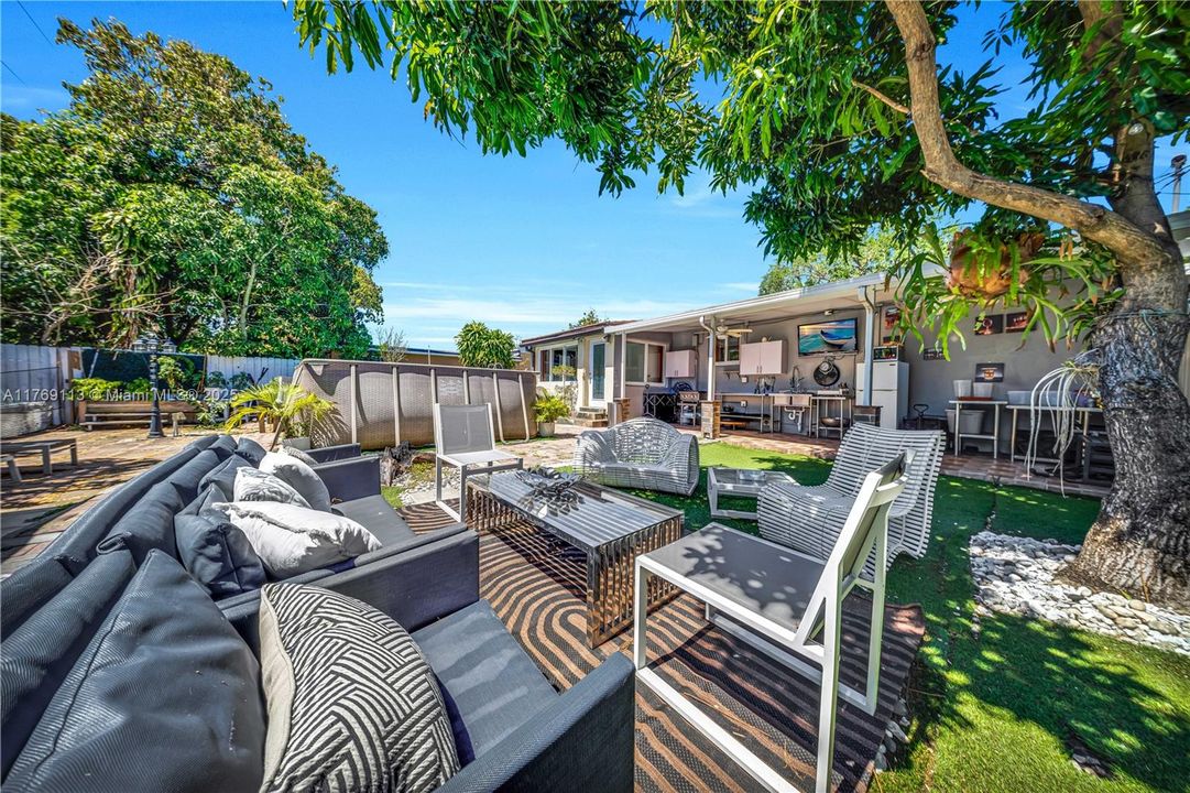 Recently Sold: $695,000 (3 beds, 2 baths, 1088 Square Feet)