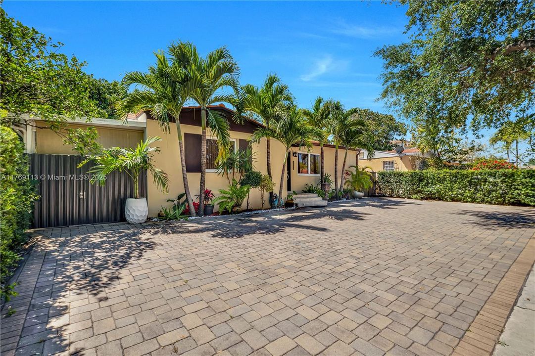 Recently Sold: $695,000 (3 beds, 2 baths, 1088 Square Feet)