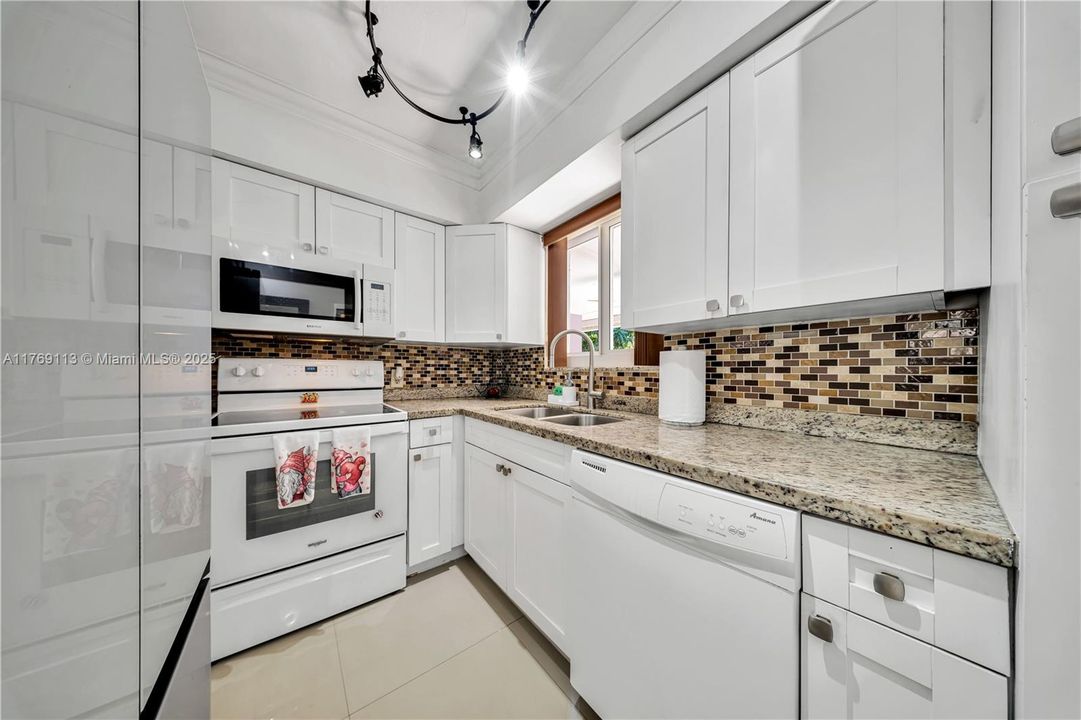 Recently Sold: $695,000 (3 beds, 2 baths, 1088 Square Feet)