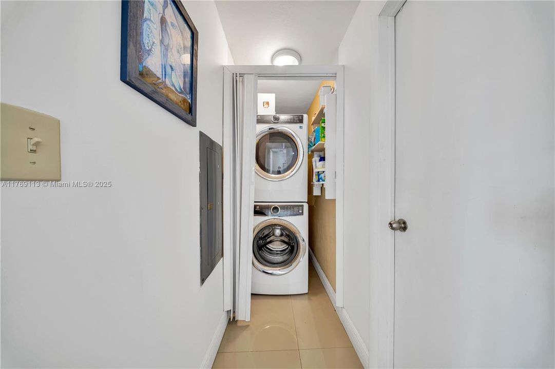 Recently Sold: $695,000 (3 beds, 2 baths, 1088 Square Feet)