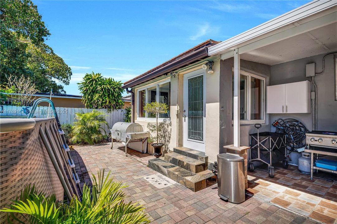 Recently Sold: $695,000 (3 beds, 2 baths, 1088 Square Feet)