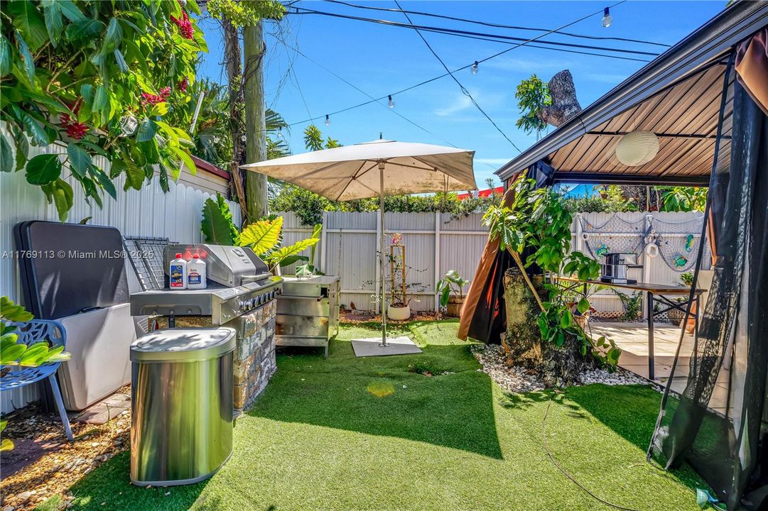 Recently Sold: $695,000 (3 beds, 2 baths, 1088 Square Feet)