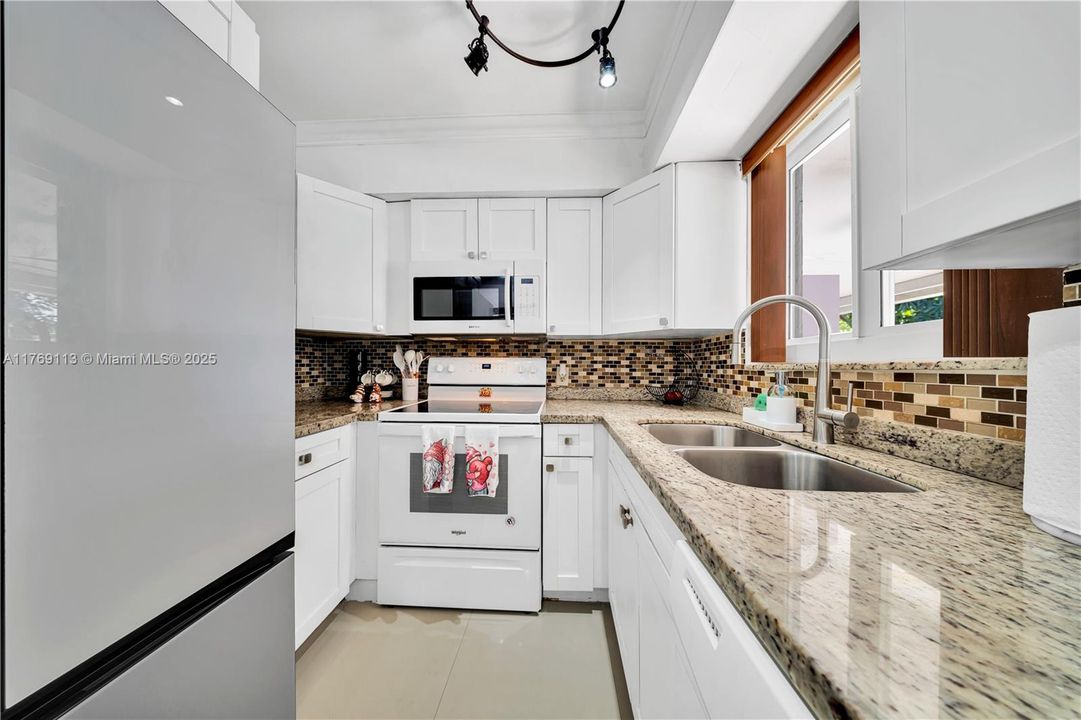 Recently Sold: $695,000 (3 beds, 2 baths, 1088 Square Feet)