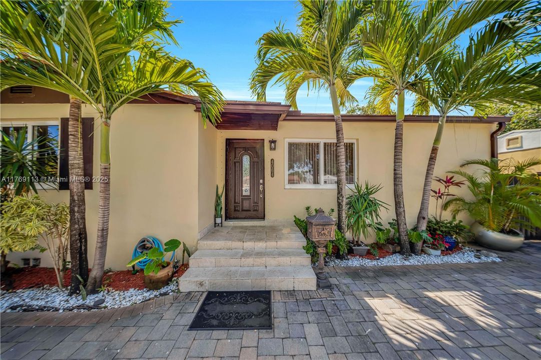 Recently Sold: $695,000 (3 beds, 2 baths, 1088 Square Feet)