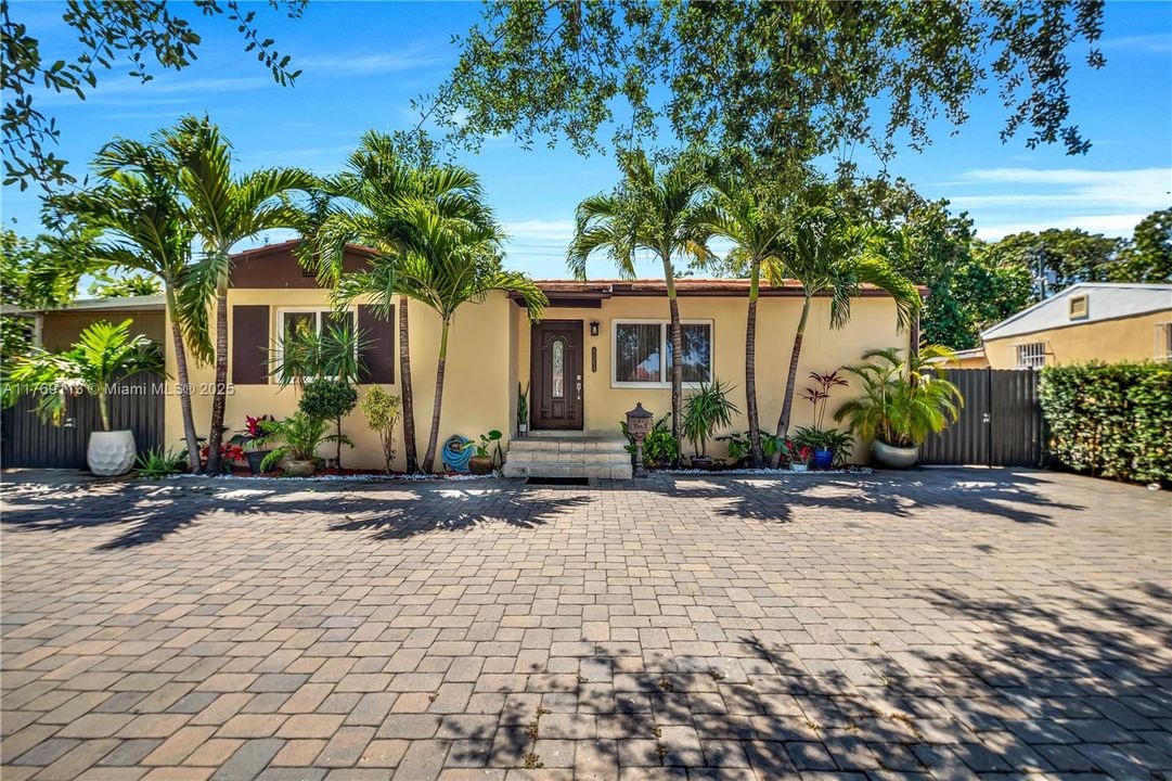 Recently Sold: $695,000 (3 beds, 2 baths, 1088 Square Feet)