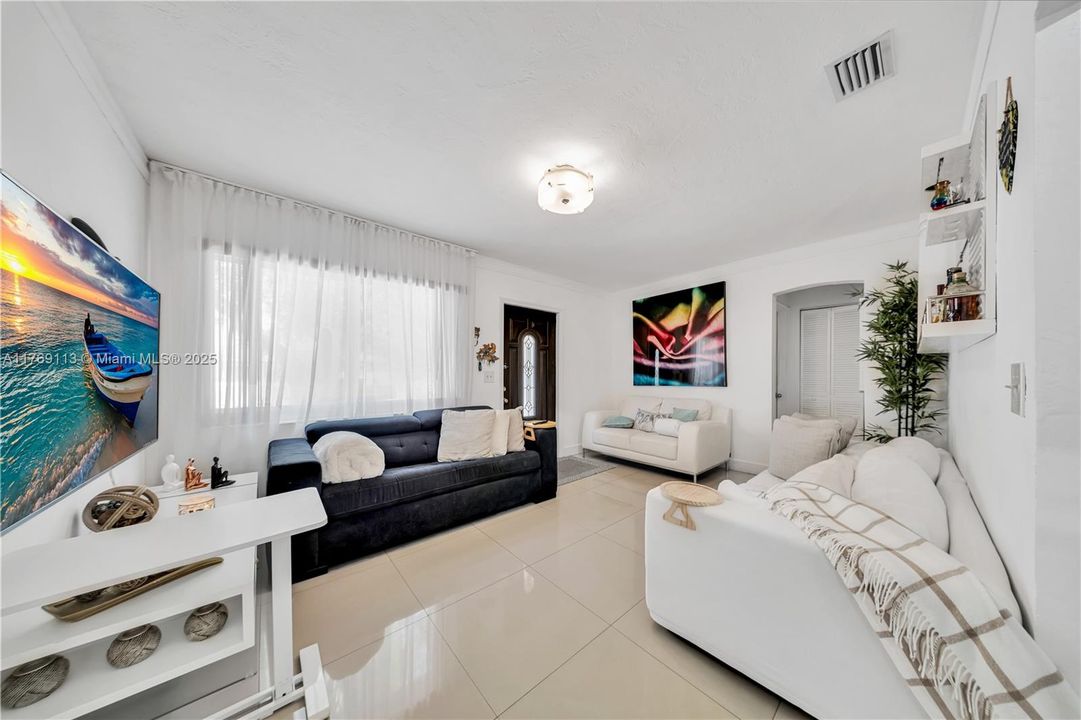 Recently Sold: $695,000 (3 beds, 2 baths, 1088 Square Feet)