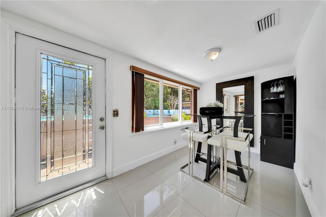 Recently Sold: $695,000 (3 beds, 2 baths, 1088 Square Feet)