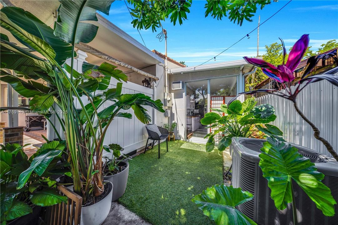 Recently Sold: $695,000 (3 beds, 2 baths, 1088 Square Feet)