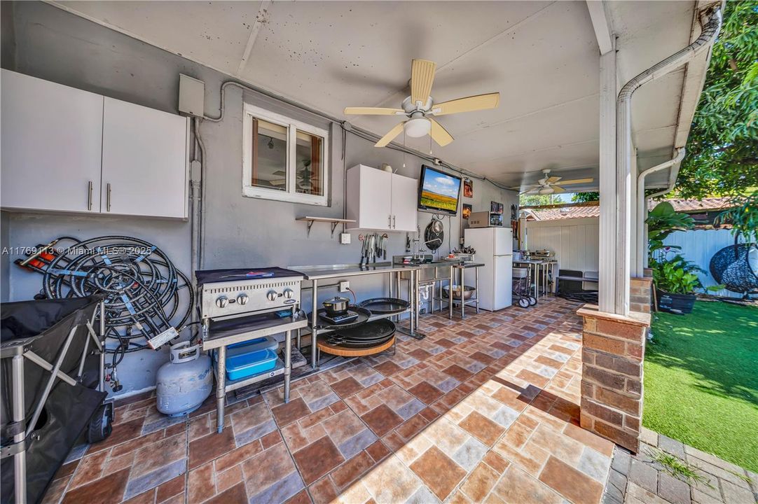 Recently Sold: $695,000 (3 beds, 2 baths, 1088 Square Feet)