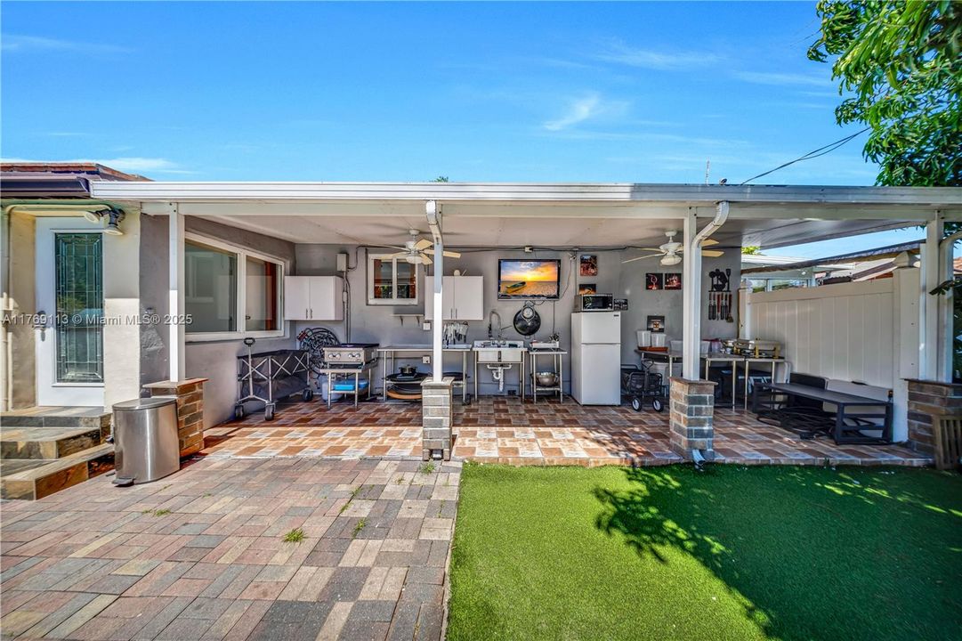 Recently Sold: $695,000 (3 beds, 2 baths, 1088 Square Feet)