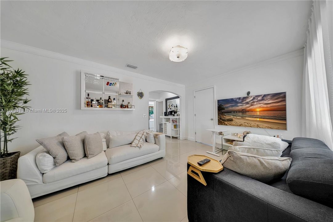 Recently Sold: $695,000 (3 beds, 2 baths, 1088 Square Feet)