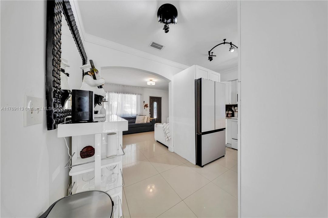 Recently Sold: $695,000 (3 beds, 2 baths, 1088 Square Feet)