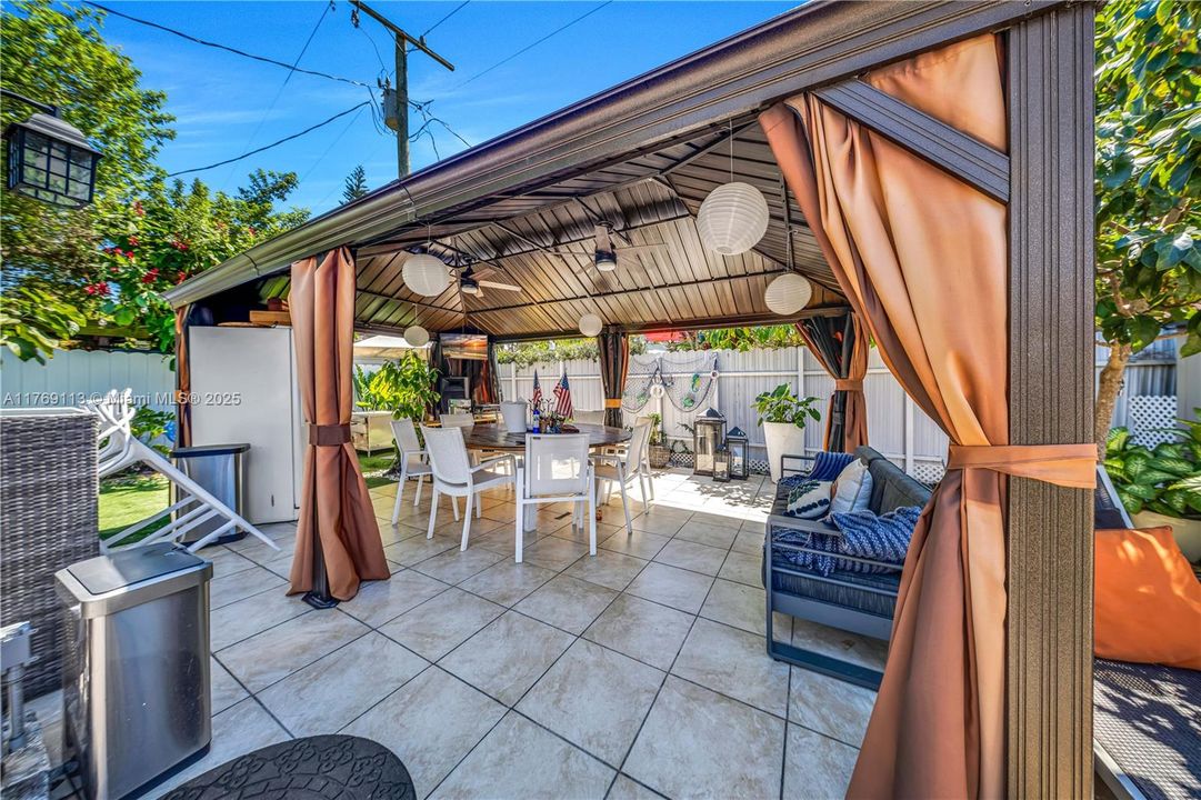 Recently Sold: $695,000 (3 beds, 2 baths, 1088 Square Feet)