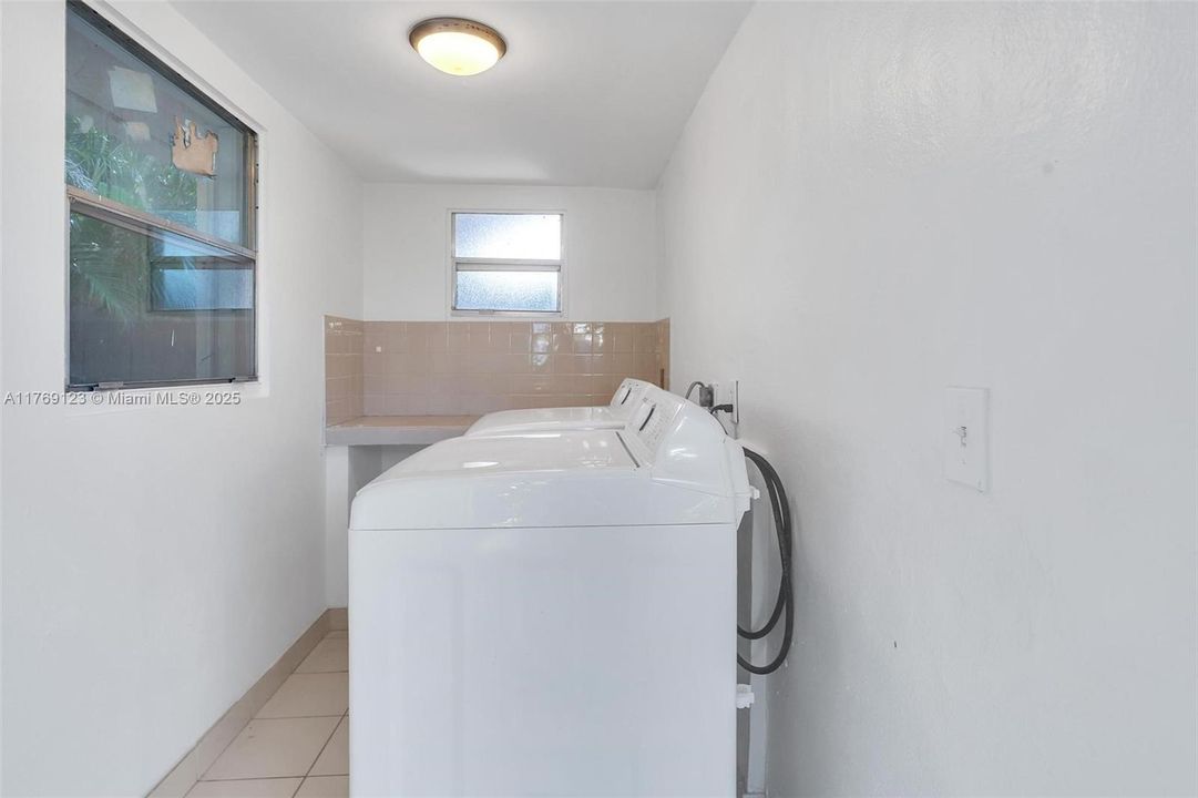 Recently Rented: $4,450 (3 beds, 2 baths, 1635 Square Feet)