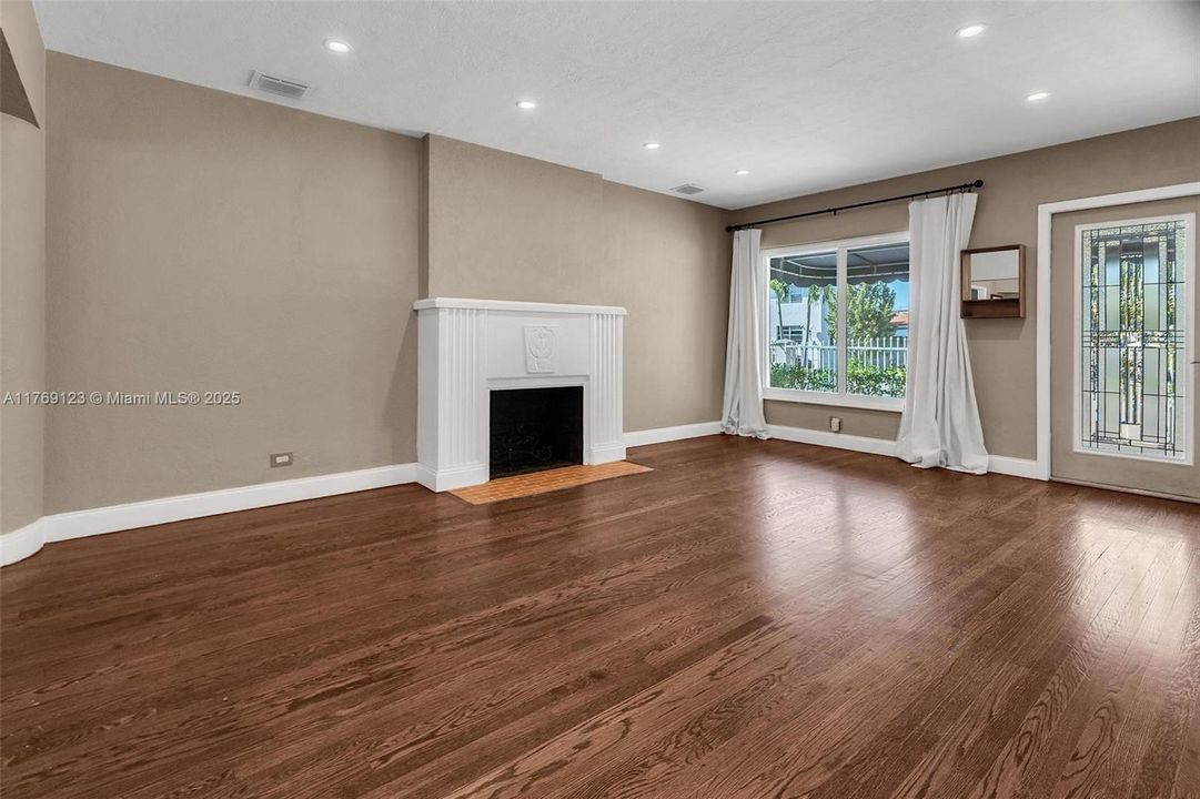 Recently Rented: $4,450 (3 beds, 2 baths, 1635 Square Feet)