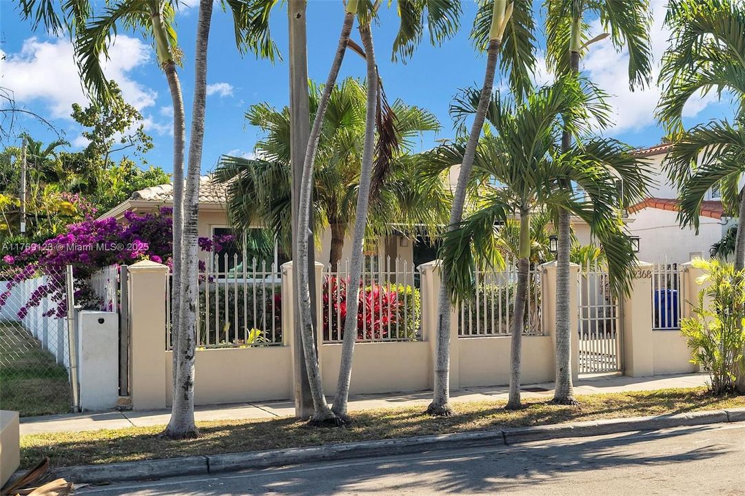 Recently Rented: $4,450 (3 beds, 2 baths, 1635 Square Feet)