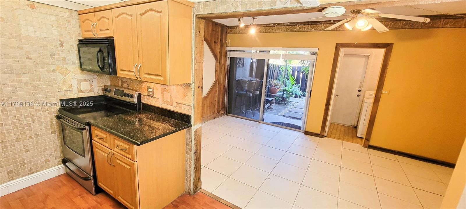 На продажу: $284,995 (2 спален, 2 ванн, 1182 Квадратных фут)