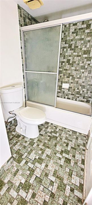 На продажу: $284,995 (2 спален, 2 ванн, 1182 Квадратных фут)