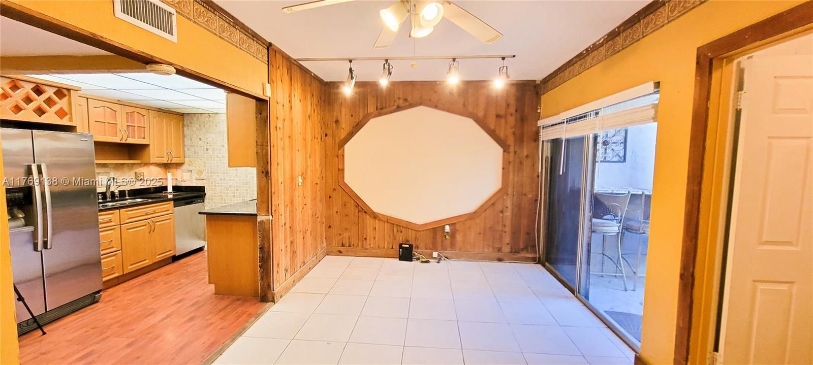 На продажу: $284,995 (2 спален, 2 ванн, 1182 Квадратных фут)