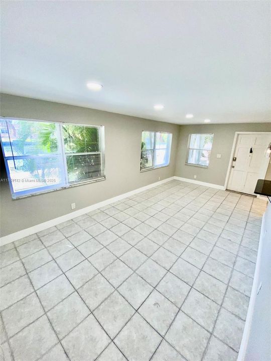 Recently Rented: $2,000 (1 beds, 1 baths, 550 Square Feet)