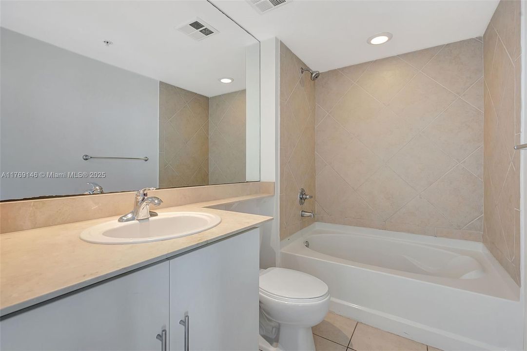 Недавно арендовано: $3,600 (2 спален, 2 ванн, 1105 Квадратных фут)