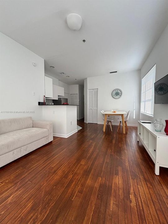 For Sale: $250,000 (1 beds, 1 baths, 505 Square Feet)