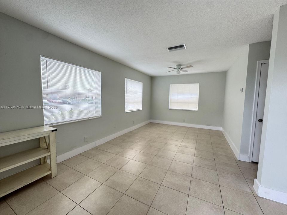 最近租的: $1,400 (1 贝兹, 1 浴室, 3793 平方英尺)