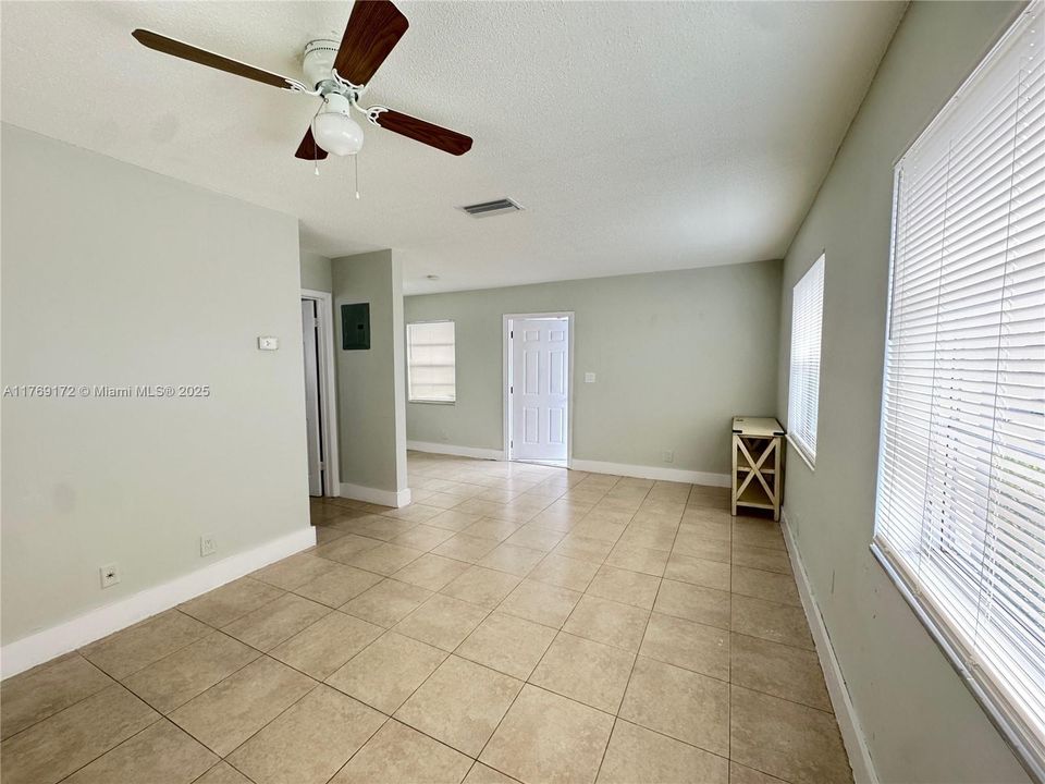 最近租的: $1,400 (1 贝兹, 1 浴室, 3793 平方英尺)