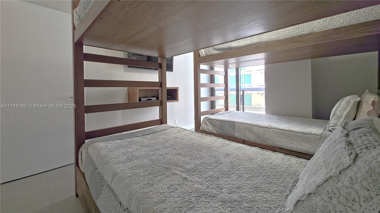 Recently Sold: $950,000 (2 beds, 2 baths, 1260 Square Feet)