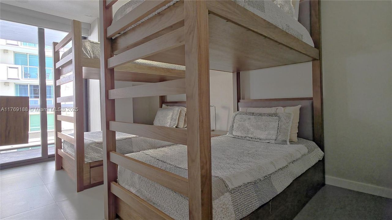 Recently Sold: $950,000 (2 beds, 2 baths, 1260 Square Feet)