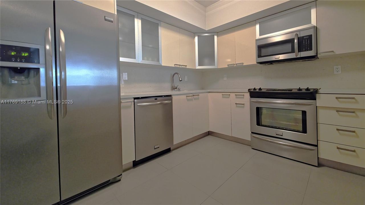 Recently Sold: $950,000 (2 beds, 2 baths, 1260 Square Feet)