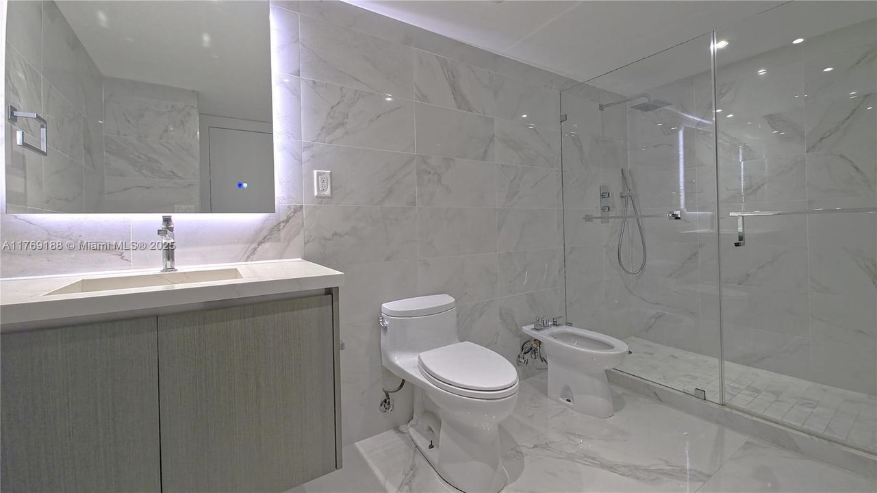 Recently Sold: $950,000 (2 beds, 2 baths, 1260 Square Feet)