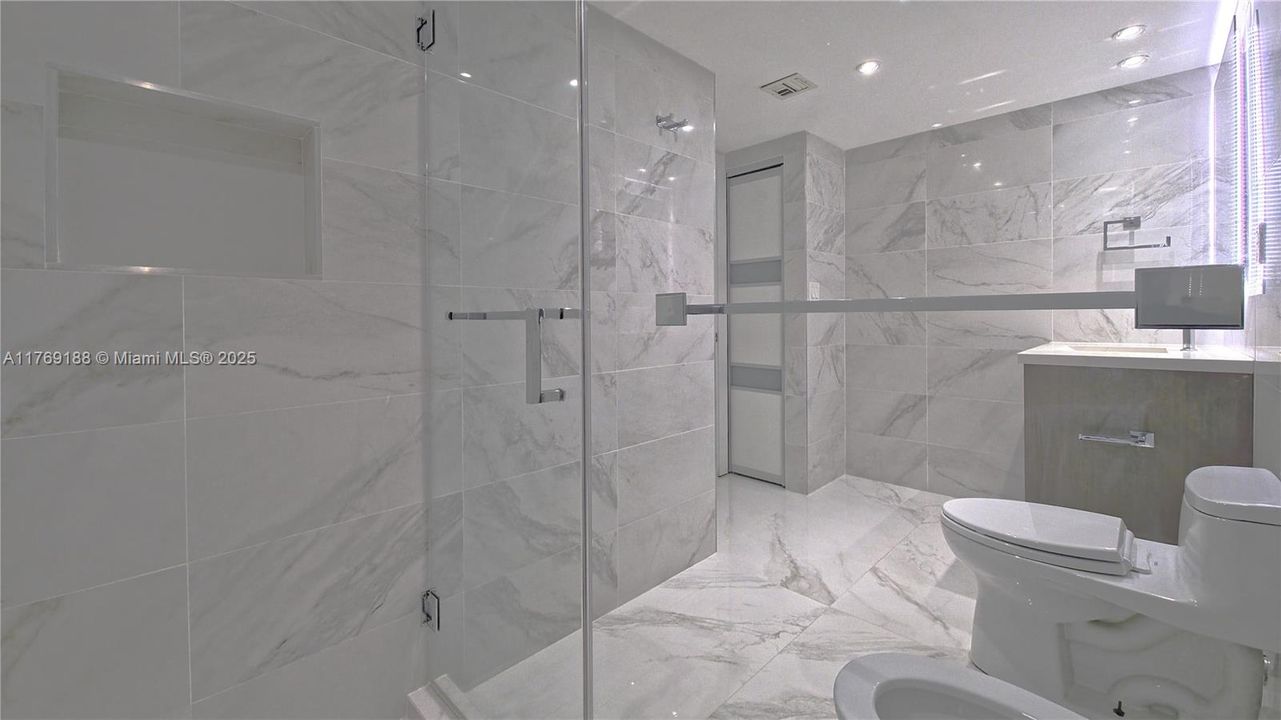 Recently Sold: $950,000 (2 beds, 2 baths, 1260 Square Feet)