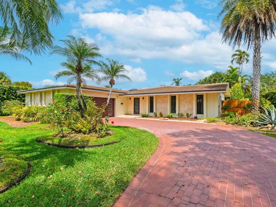 Vendido Recientemente: $1,287,500 (4 camas, 3 baños, 3316 Pies cuadrados)