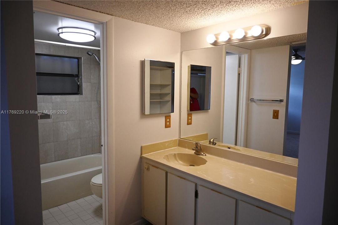 Vendido Recientemente: $310,000 (3 camas, 2 baños, 1140 Pies cuadrados)