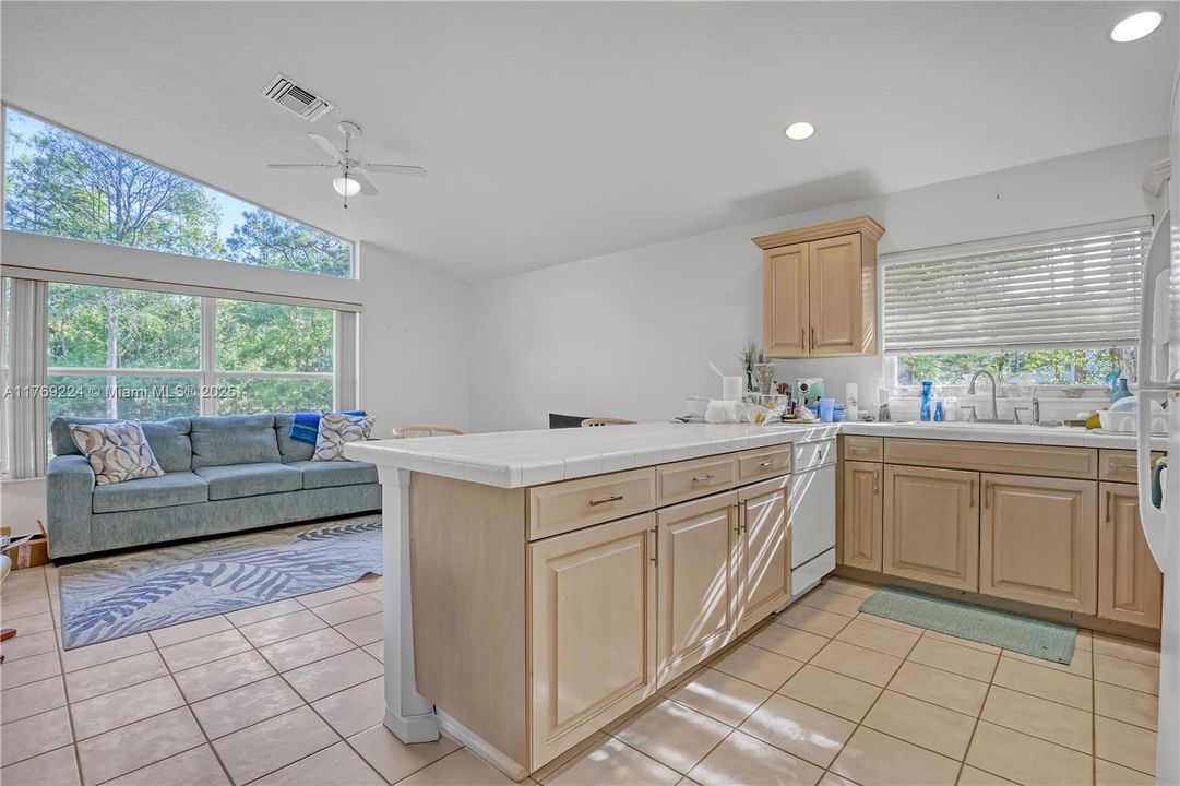 Vendido Recientemente: $725,000 (3 camas, 2 baños, 1776 Pies cuadrados)