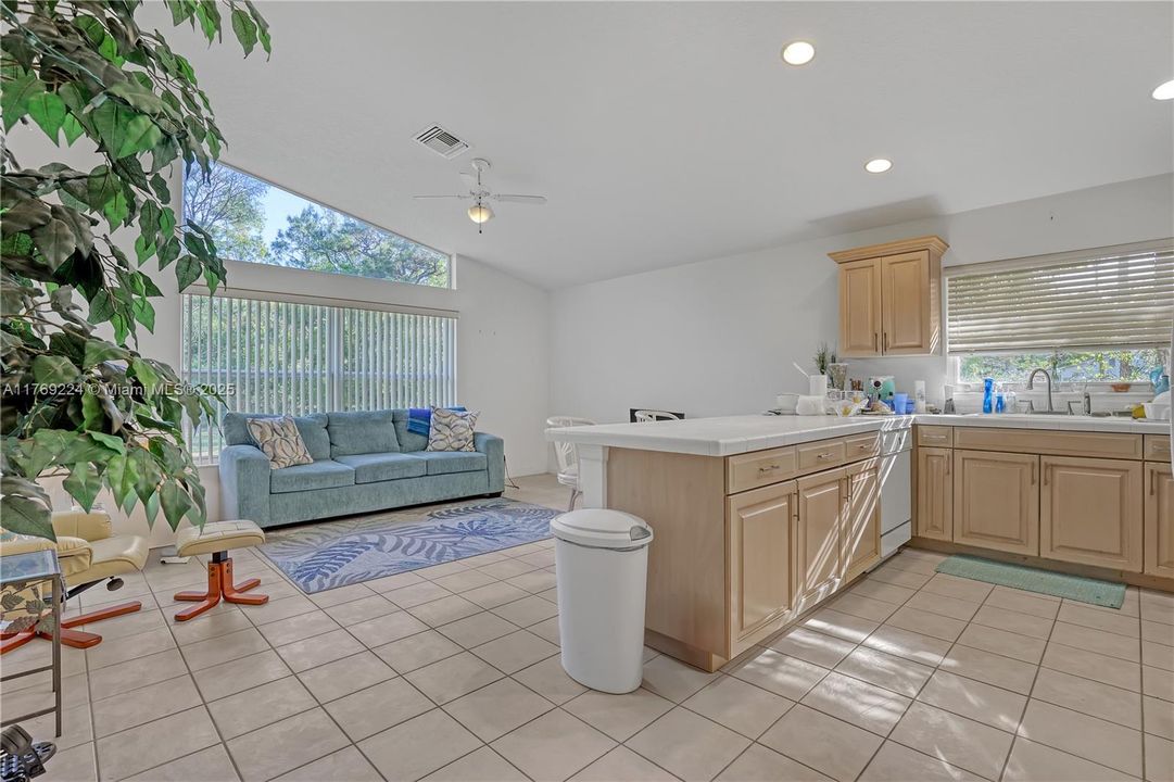 Vendido Recientemente: $725,000 (3 camas, 2 baños, 1776 Pies cuadrados)